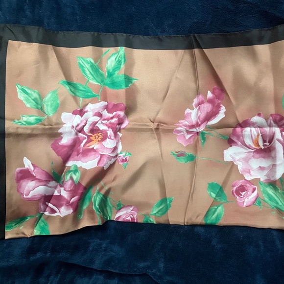 Gump's Flower Scarf - Picture 1 of 4